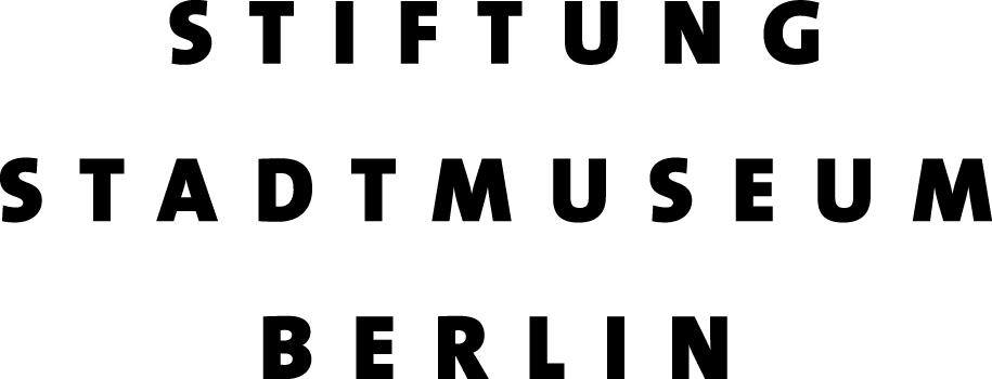 Logo der Stiftung Stadtmuseum Berlin in großer, schwarzer Schrift auf hellem Hintergrund.