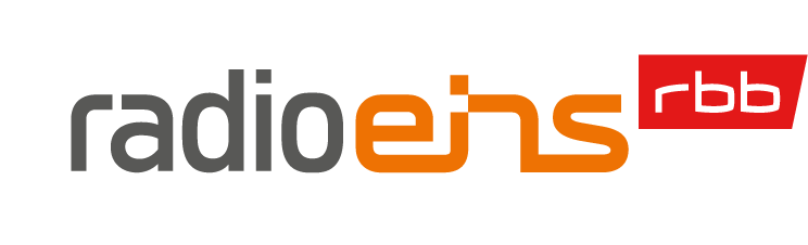 Logo von radioeins, einem Radiosender des rbb, in Orange und Grau auf weißem Hintergrund.