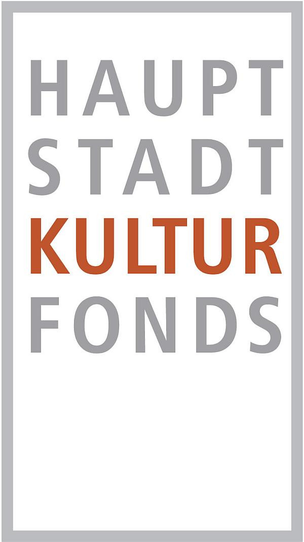 Logo des Hauptstadt Kulturfonds mit "HAUPTSTADT" in Grau und "KULTURFONDS" in Orange.