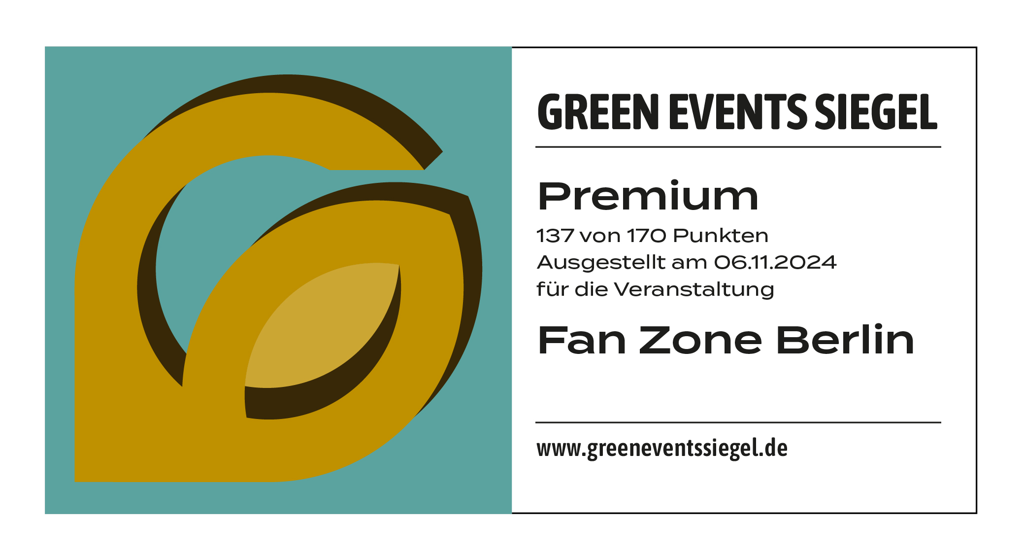 Links goldene Grafik auf grünlichem Hintergrund. Rechts schwarze Schrift auf weißem Hintergrund. Logo des Green Events Siegel Premium für die Fan Zone Berlin.